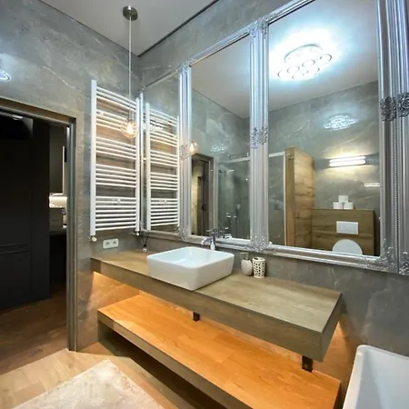 Rentnow Ultracentral Lux Апартаменты *