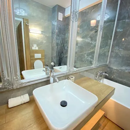 Rentnow Ultracentral Lux Апартаменты *